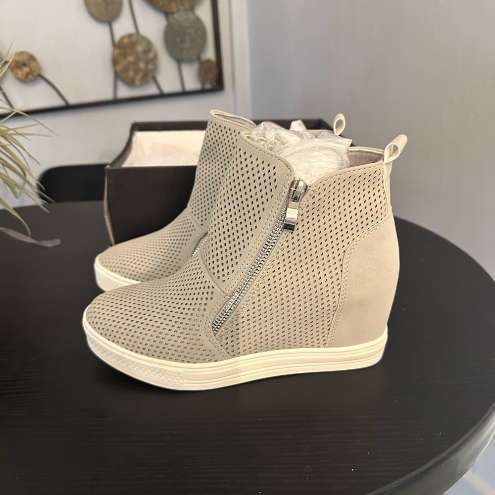 Booties in Light Gray - Picture 4 of 7